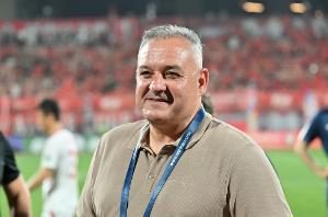 萨尔瓦多：凭借队员的拼搏和信念，我们客场绝杀红狮取得胜利