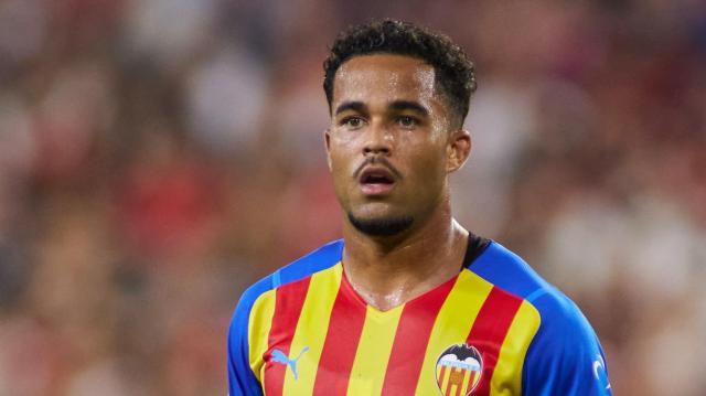 英超诸侯推动劳工证改革，拍巨资“贿赂”足总